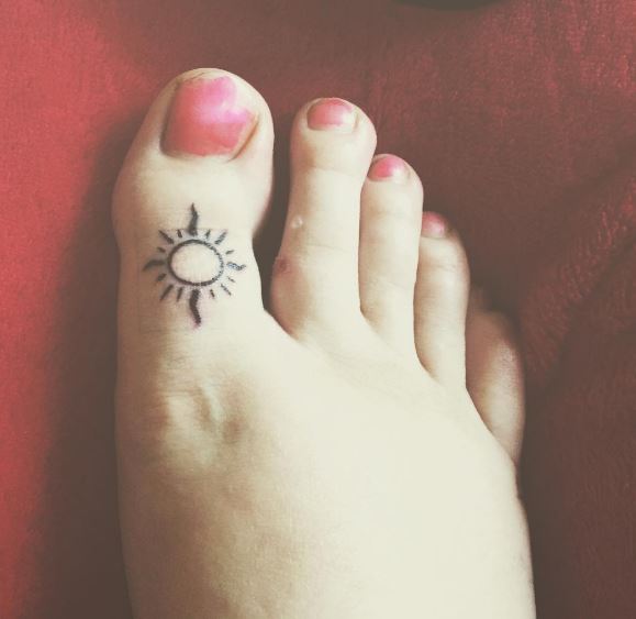 Diseños e ideas de tatuajes del dedo del pie del sol