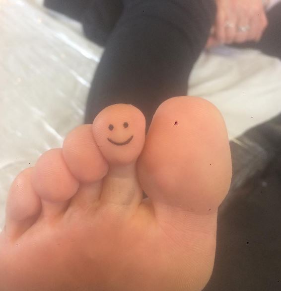 Diseño de tatuajes de dedo del pie de la sonrisa