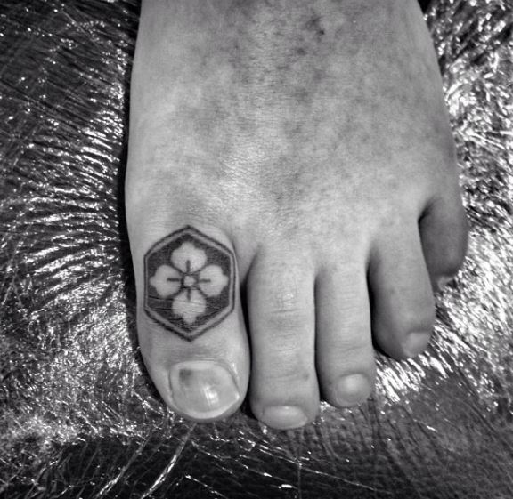 Diseño de tatuajes de símbolo en el dedo del pie