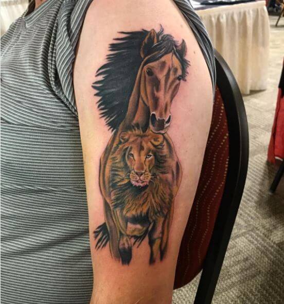 Tatuaje en el brazo, caballo y león