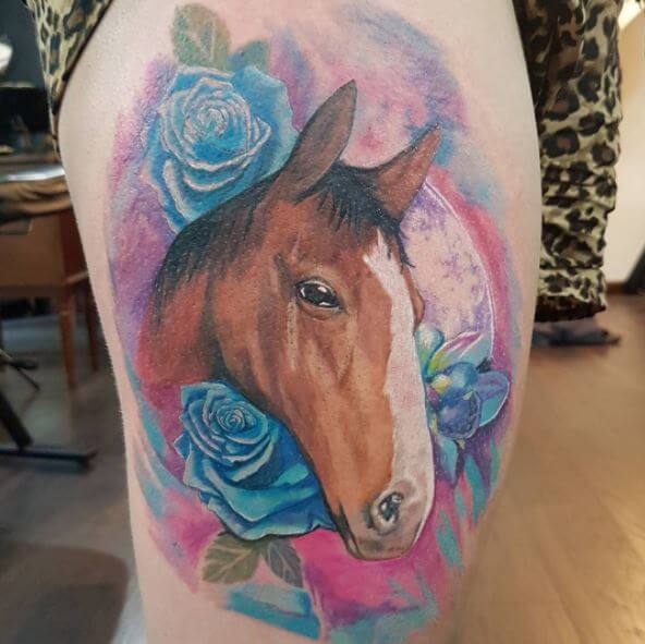 Diseño de tatuaje de caballo colorido