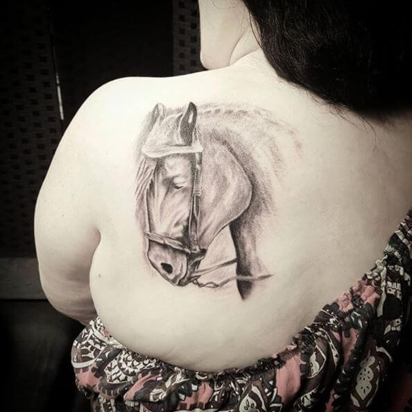 Tatuaje en la espalda, caballo negro y gris