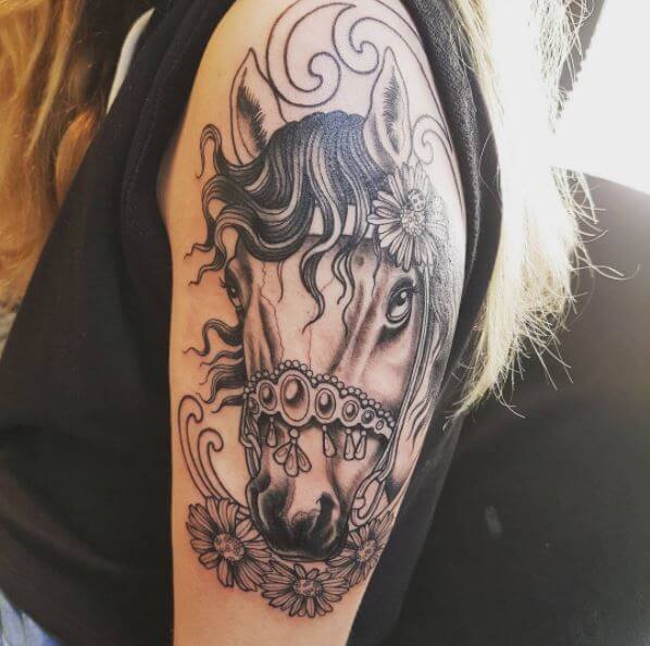 Tatuaje en el brazo, caballo de media manga