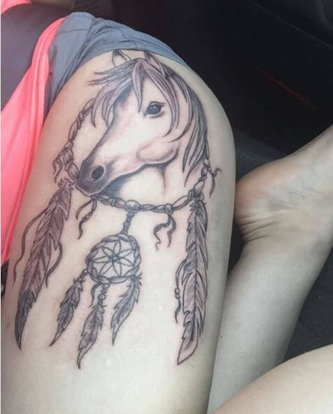 Diseño de tatuaje de caballo y pluma para niñas