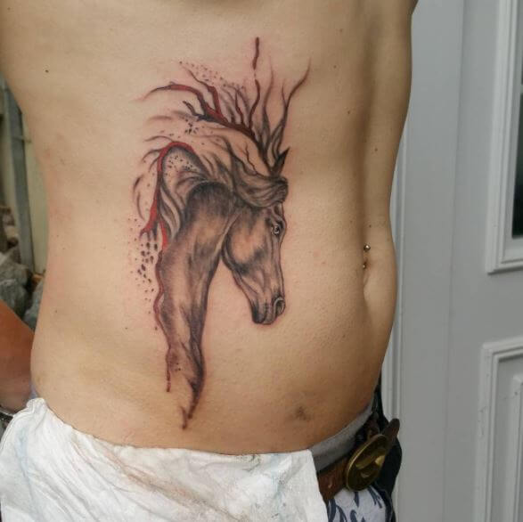 Diseño de tatuaje de caballo en las costillas