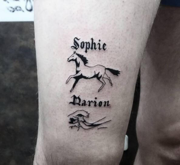 Tatuaje de caballo pequeño en el muslo