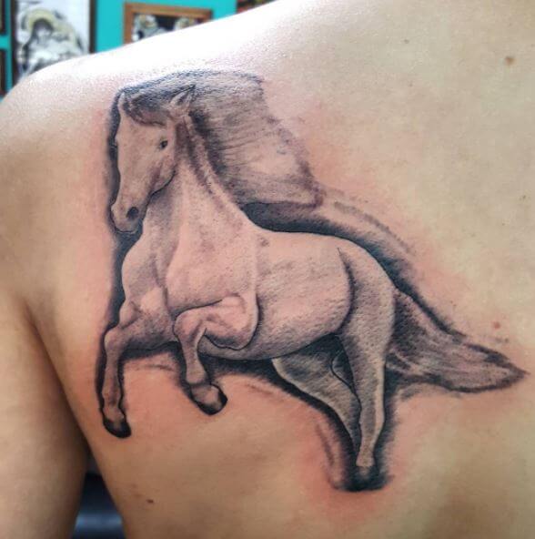 Tatuaje de caballo blanco en la espalda