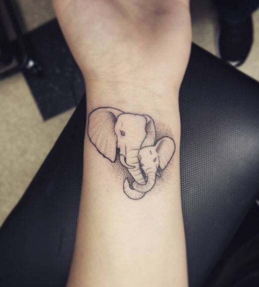Diseños de tatuajes de elefantes en la muñeca para niñas