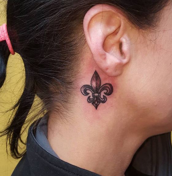 Pequeños Tatuajes De Fleurdelis En La Oreja Detrás