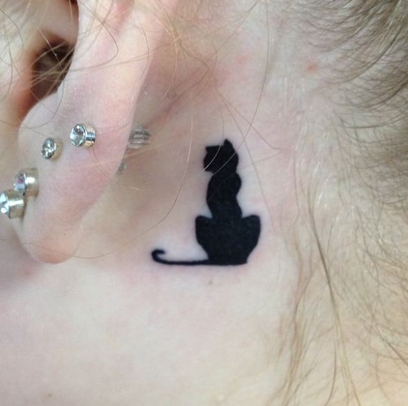 Tatuajes para niña detrás de la oreja