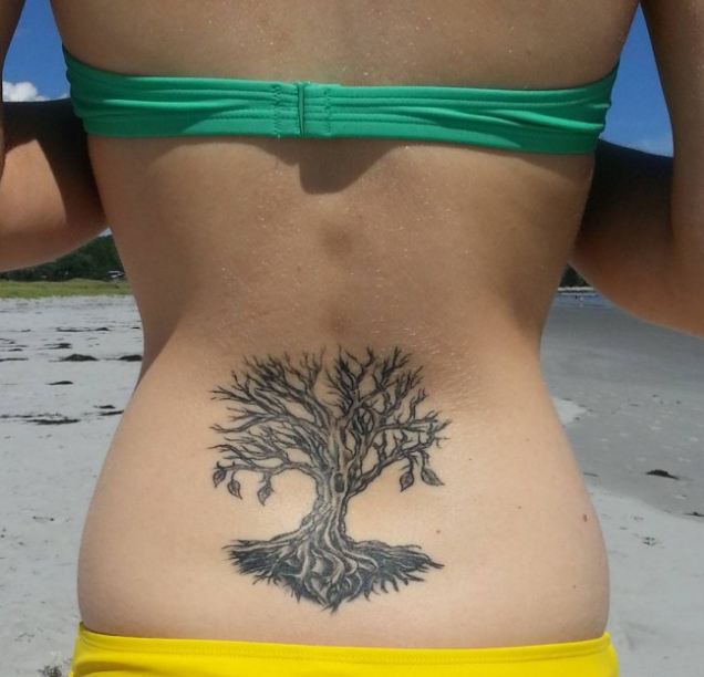Tatuajes de árboles en la espalda baja para niñas