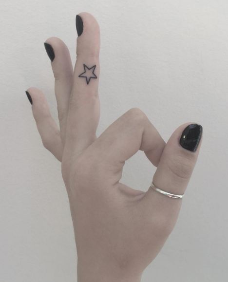 Pequeños tatuajes de estrellas en el dedo para niñas