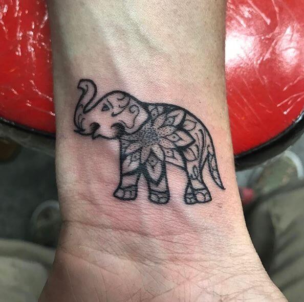 Lindo diseño de tatuajes de elefante en la muñeca