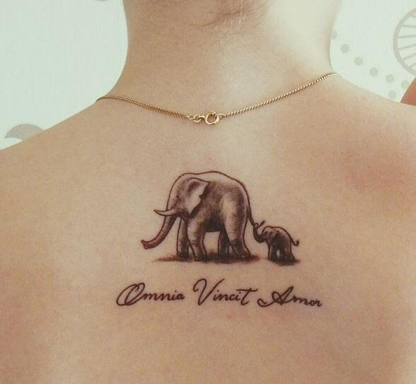 Diseño de tatuajes de elefante en la parte posterior del cuello