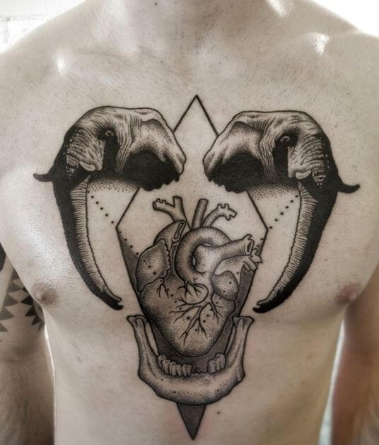 Diseño de tatuajes de elefante en el pecho