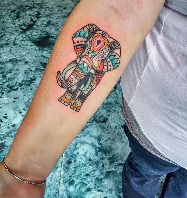 Potente diseño de tatuajes de elefante