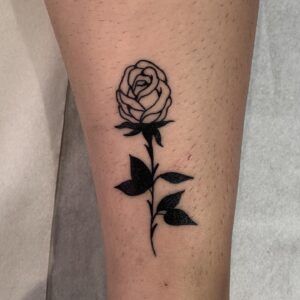 El verdadero significado del tatuaje de la rosa negra que muchos no conocen