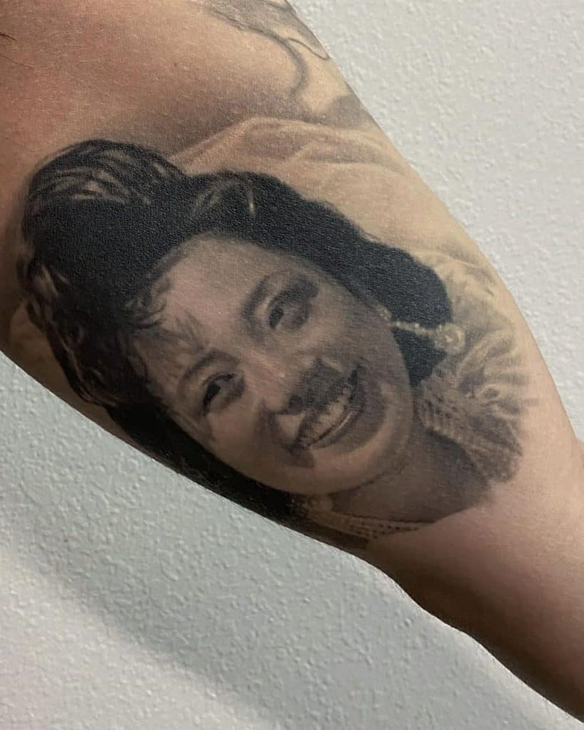 tatuaje de mujer feliz