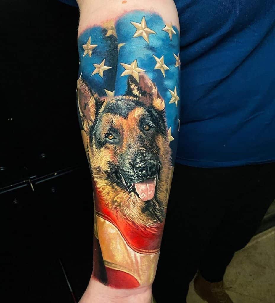 Un tatuaje de cabeza de perro