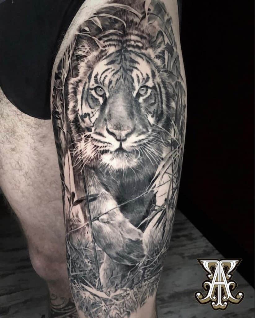 Tatuaje de tigre en la pierna