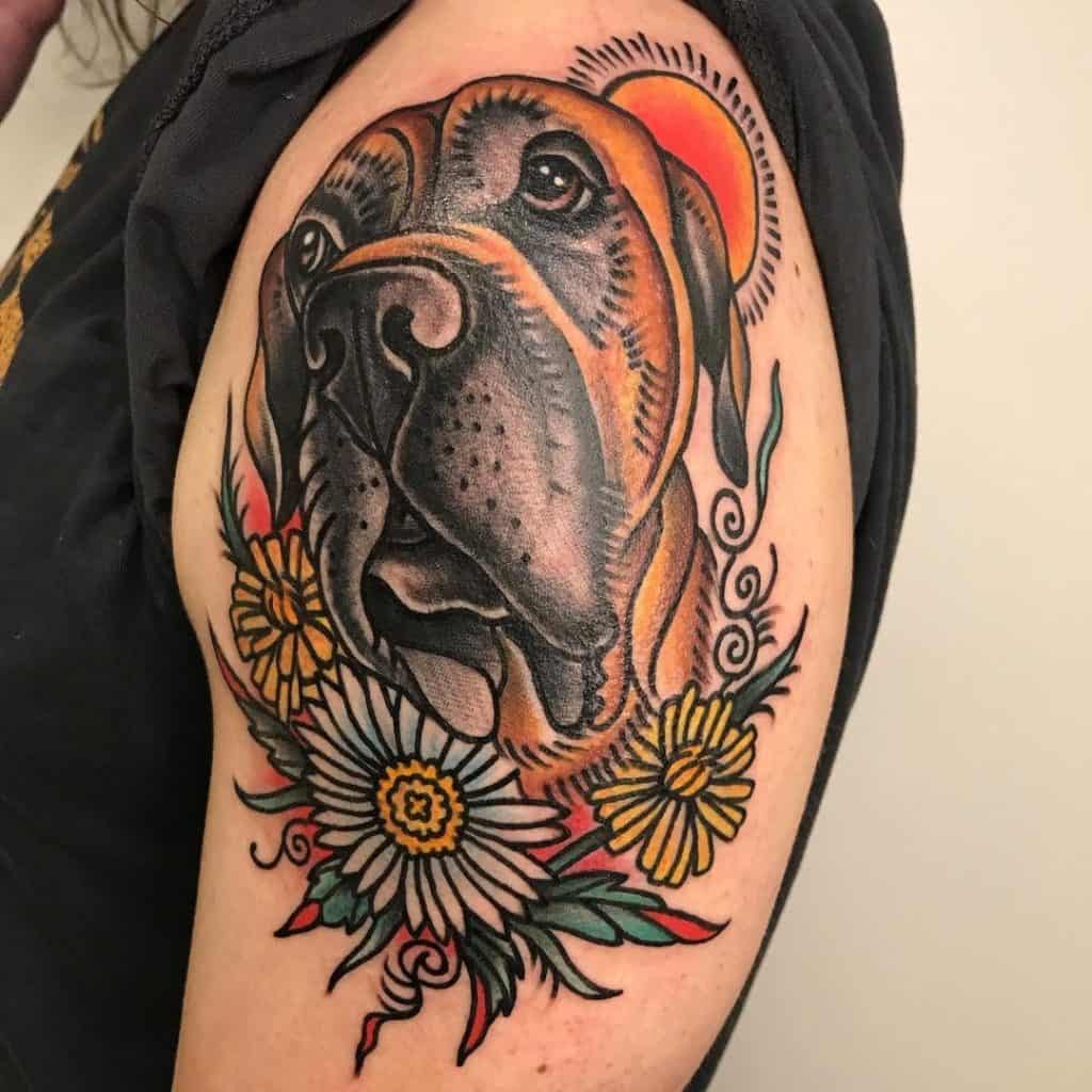 Tatuaje de flor y cara de perro