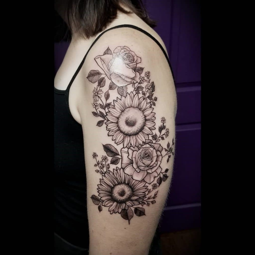 Tatuaje de flor en el hombro