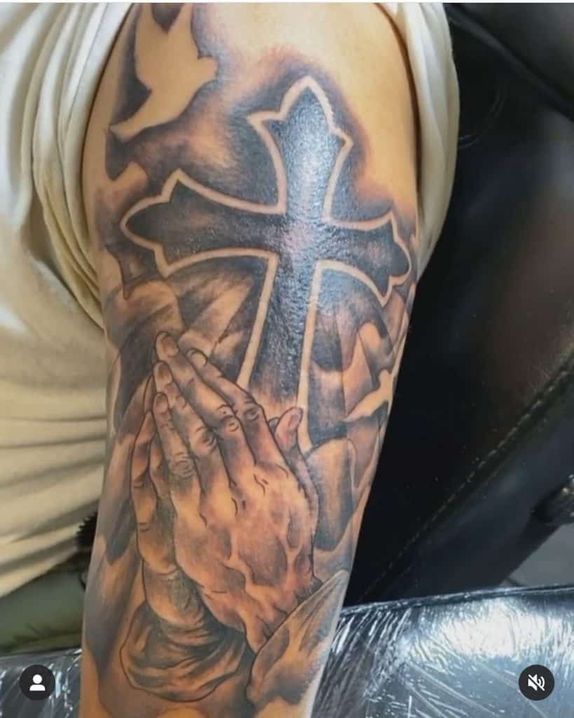 tatuaje de cruz y mano