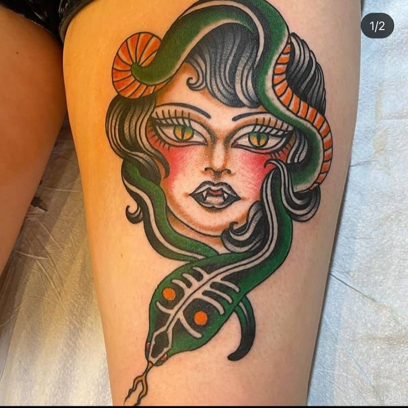Tatuaje de cabeza de mujer y serpiente