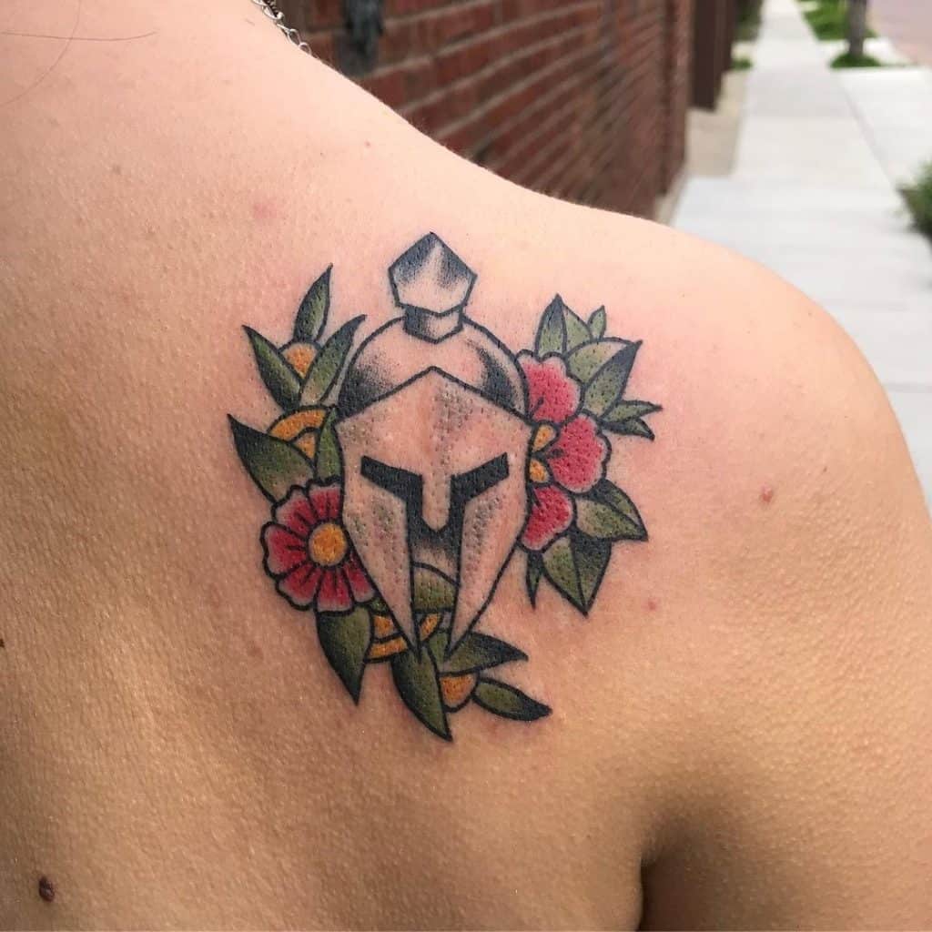 Tatuaje de flor en la espalda