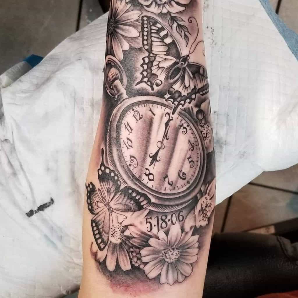 Tatuaje de mariposa, flor y reloj.