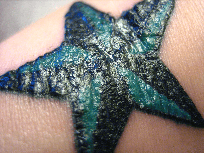 tatuaje lleno de baches y elevado de una estrella de mar