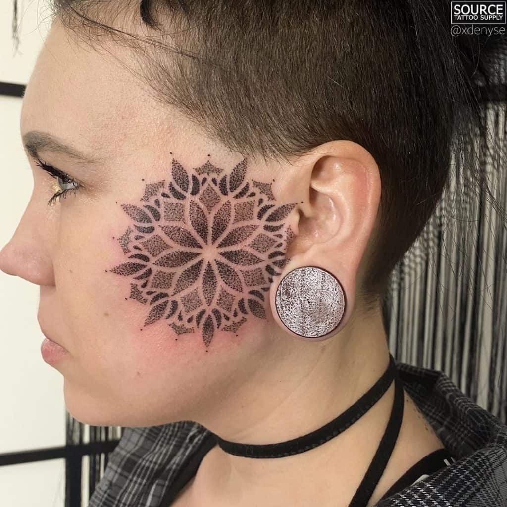 mandala tatuado en el costado de su cabeza 1