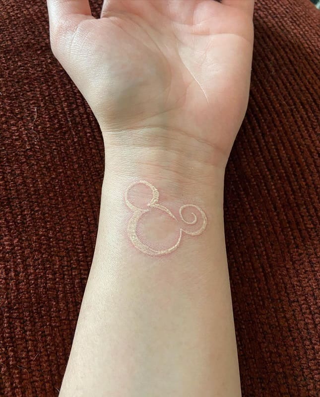 tatuaje de tinta blanca de Mickey oculto para mujer