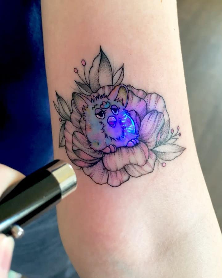 Pros Contras de los tatuajes de tinta UV 2