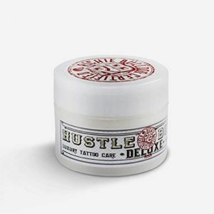 Hustle butter deluxe es un buen producto para el cuidado posterior del tatuaje que no contiene petróleo.