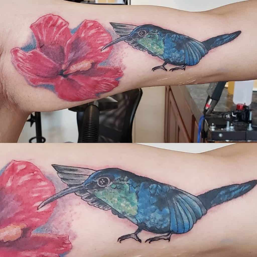 Tatuaje de pájaro y flor roja