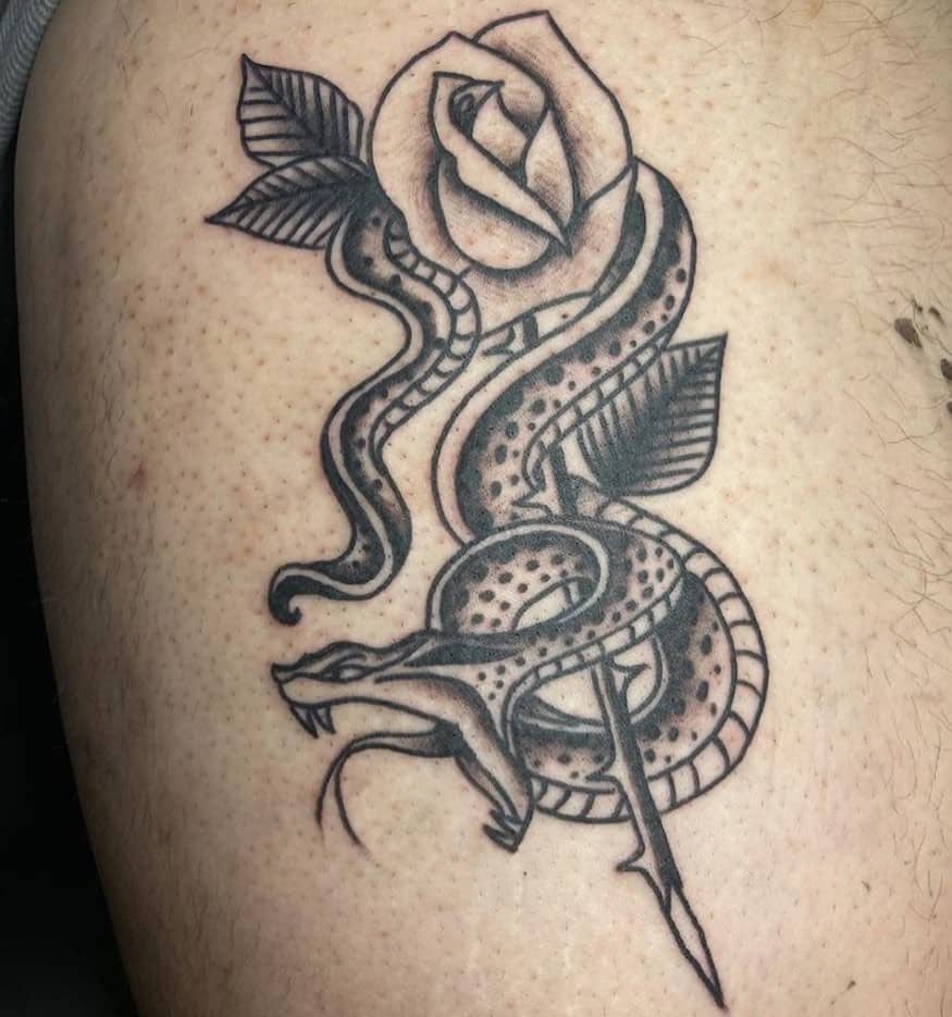 Tatuaje de serpiente y flor.