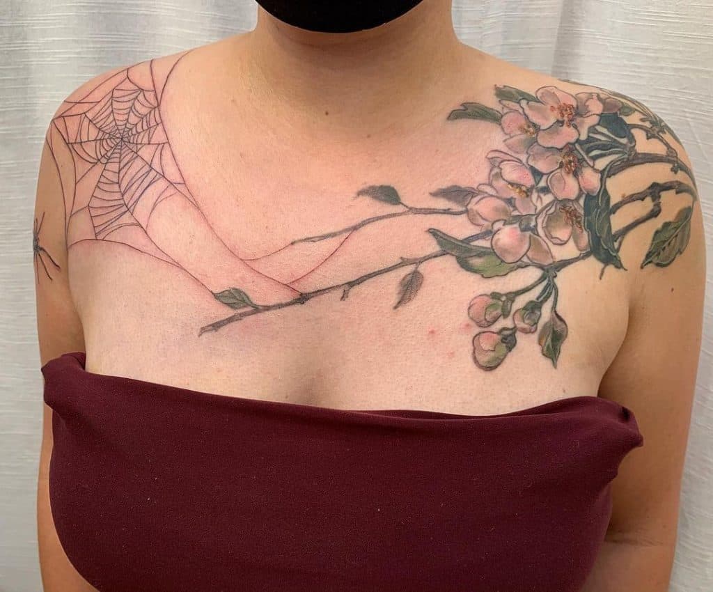 Tatuajes de flores y telarañas