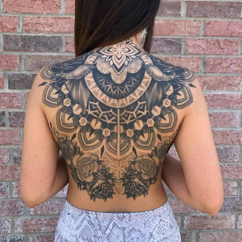 mujeres con tatuajes en la espalda @Imperial Tattoo Company