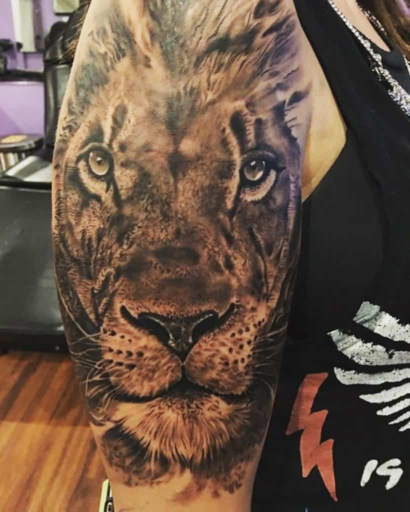tatuaje de león @Rampage Tattoo