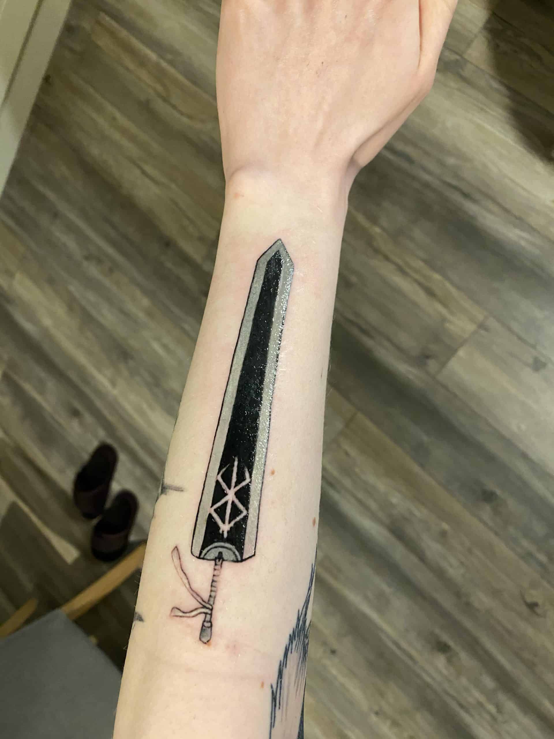Dragon Slayer espada tatuaje 3