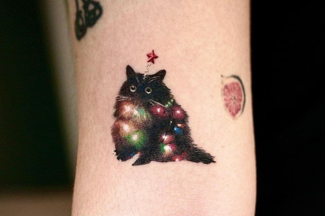 Pequeño tatuaje de gato negro