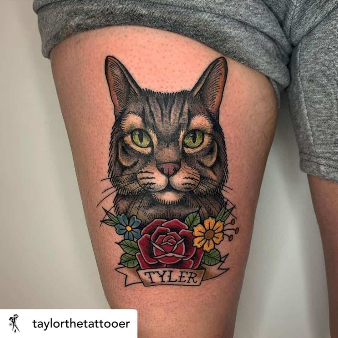 Tatuaje de gato en el muslo