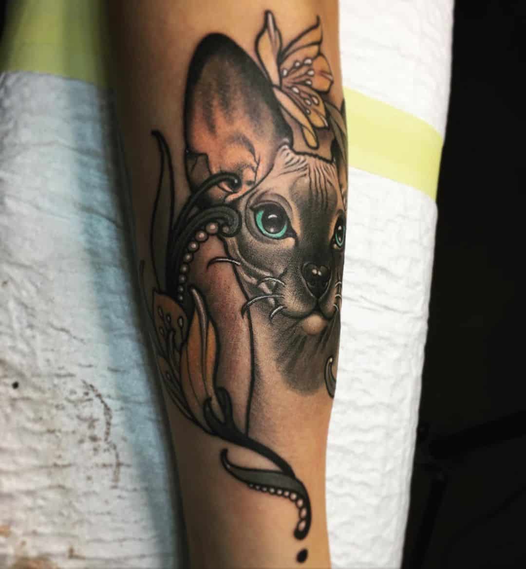 Tatuaje de gato negro y azul