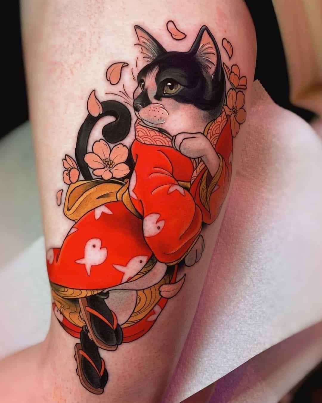 Magnífico tatuaje de gato rojo brillante