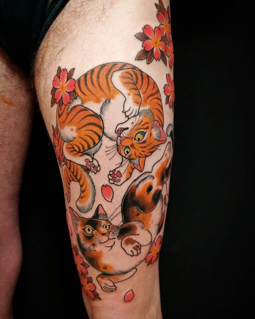 Tatuaje De Gato De Muslo Naranja