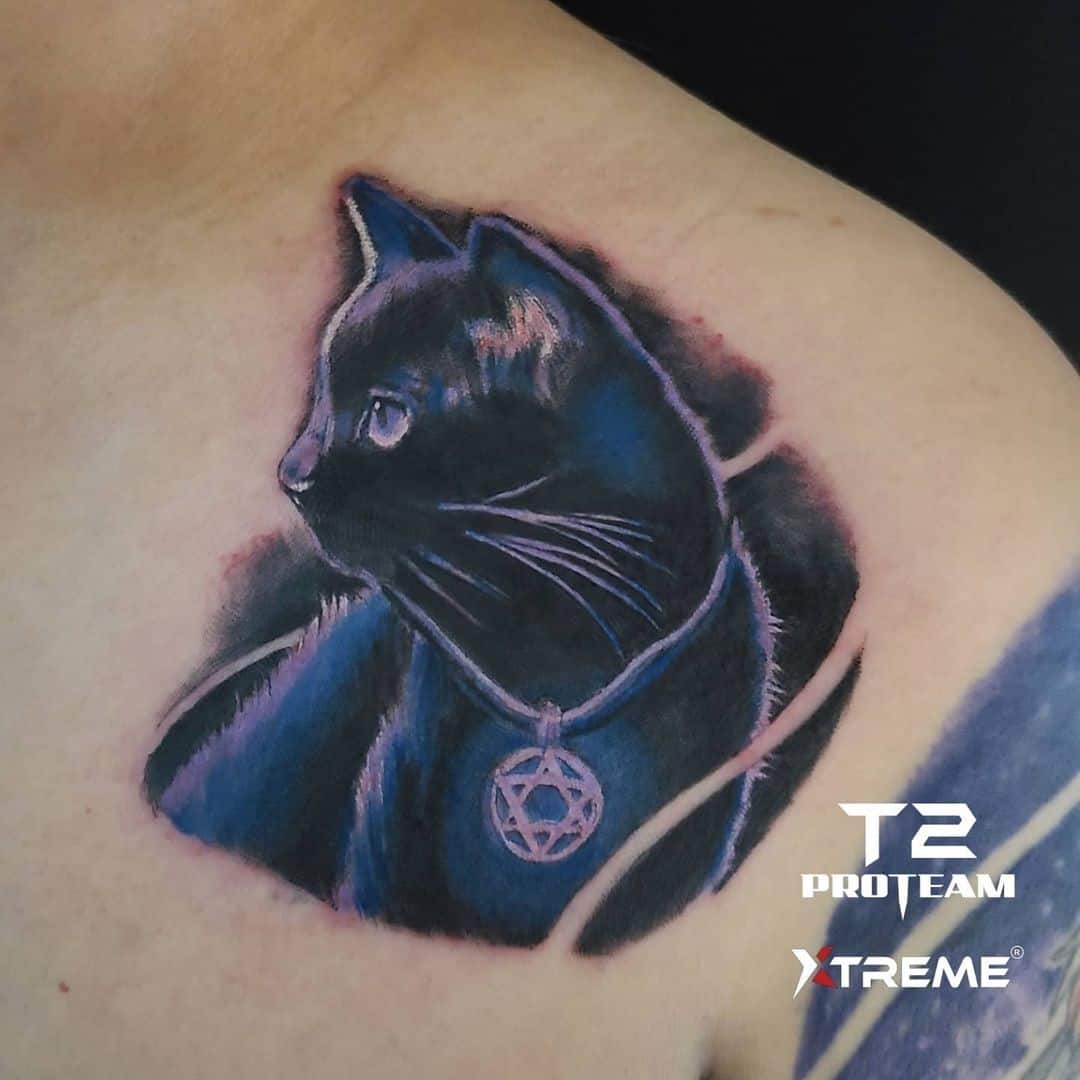 Tatuaje en el pecho, gato azul brillante