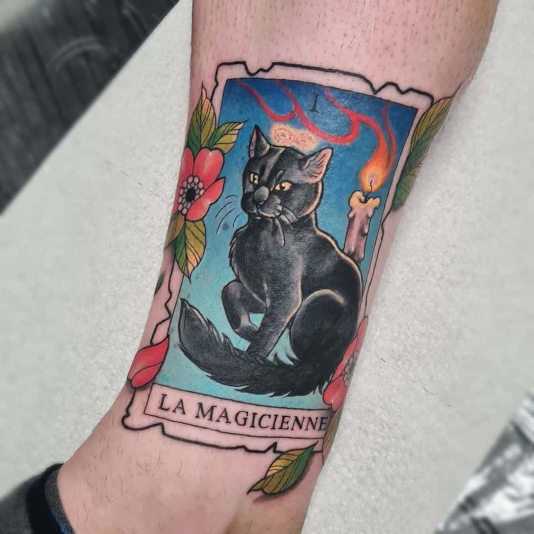 Tatuaje de gato brillante y colorido