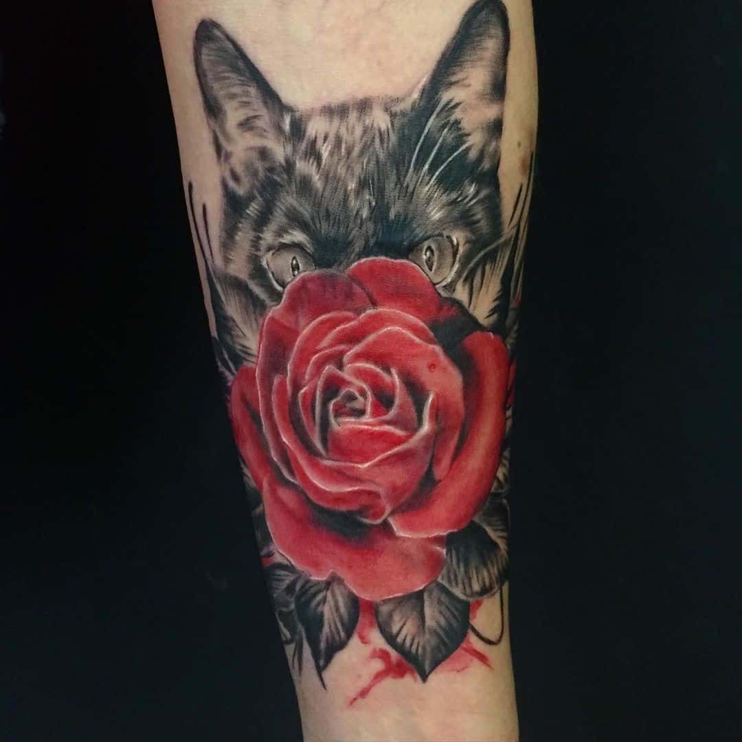 Tatuaje de gato con estampado de rosas