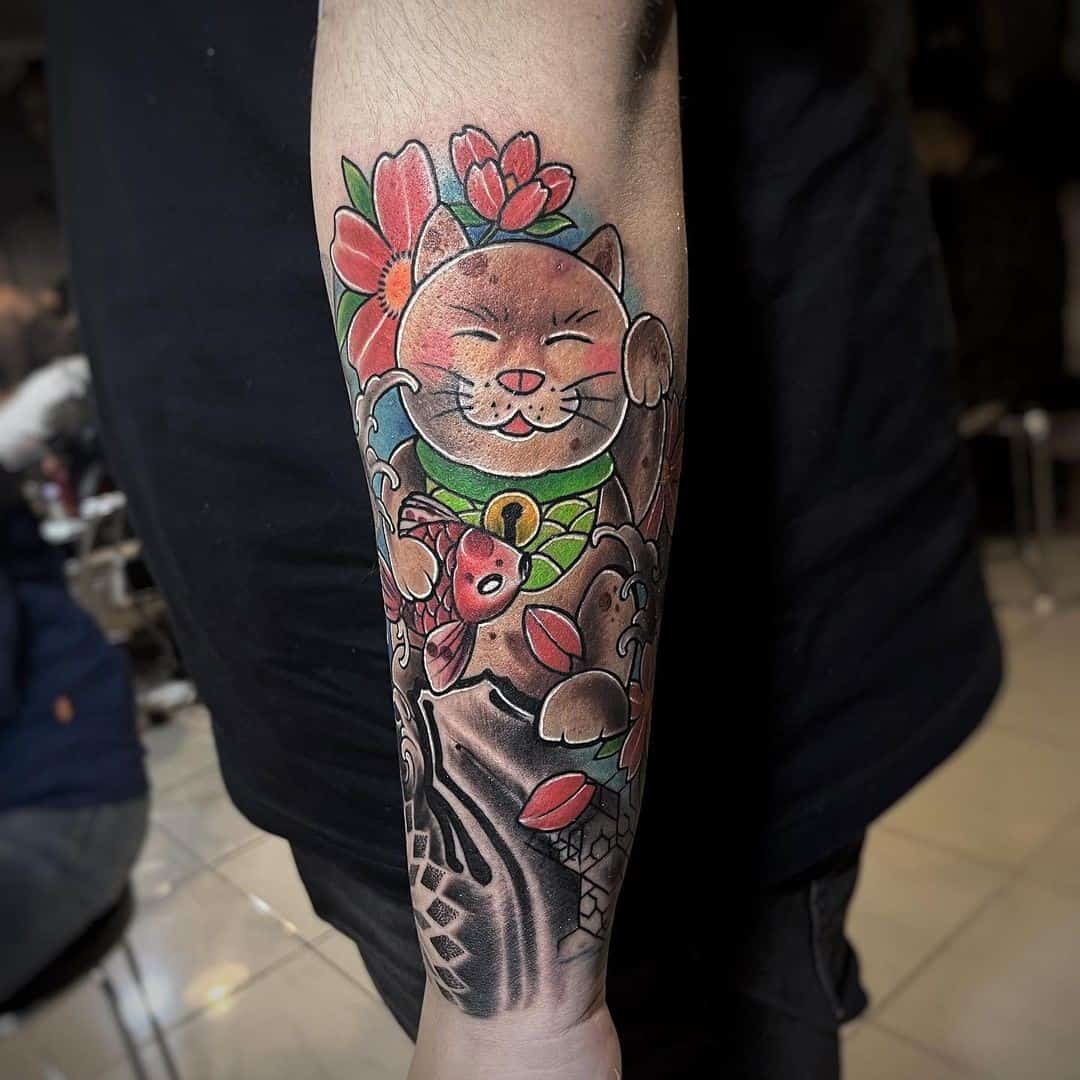 Tatuaje de gato de dibujos animados divertidos